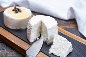 Descubre cómo congelar el queso blanco de manera adecuada para aprovechar su frescura por más tiempo