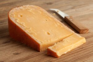 Descubriendo el delicioso mundo del queso Gouda: historia, variedades y usos culinarios