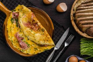 Desmintiendo el mito: ¿El omelet con queso y jamón engorda?