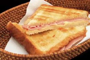 El gran debate: ¿Queso encima o debajo del jamón en la exquisitez de un sándwich?