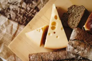 El queso y el ácido úrico: ¿un enemigo silencioso para tu salud?