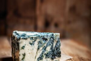 Explorando el fascinante mundo del queso azul: sabores intensos y tradiciones milenarias