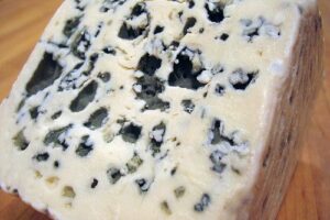 La ciencia detrás del queso azul: ¿por qué se vence y cómo evitarlo?