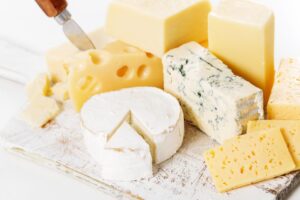 Los riesgos del consumo excesivo de queso para la salud del hígado