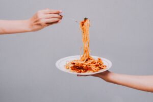 Toda la verdad sobre el fideo hervido con queso: ¿engorda o no engorda?